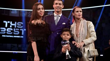 Cristiano Ronaldo junto a Georgina, Elma y su hijo.