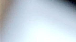 Un joven sostiene su entrada para el cine "Harry Potter y la piedra filosofal" el 16 de noviembre de 2001 en Nueva York, NY.