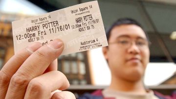 Un joven sostiene su entrada para el cine "Harry Potter y la piedra filosofal" el 16 de noviembre de 2001 en Nueva York, NY.