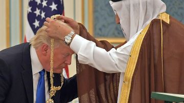 Donald Trump (c) recibe la medalla de la Orden de Abdulaziz al-Saud de manos del Rey Salman bin Abdulaziz al-Saud (d) de Arabia Saudita.
