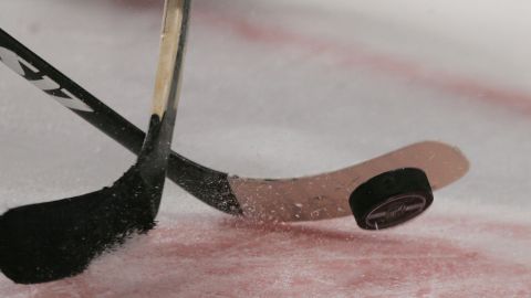 Plante se retiró en 1965, pero fue persuadido de regresar a la Liga Nacional de Hockey para jugar en la expansión St. Louis Blues en 1968.