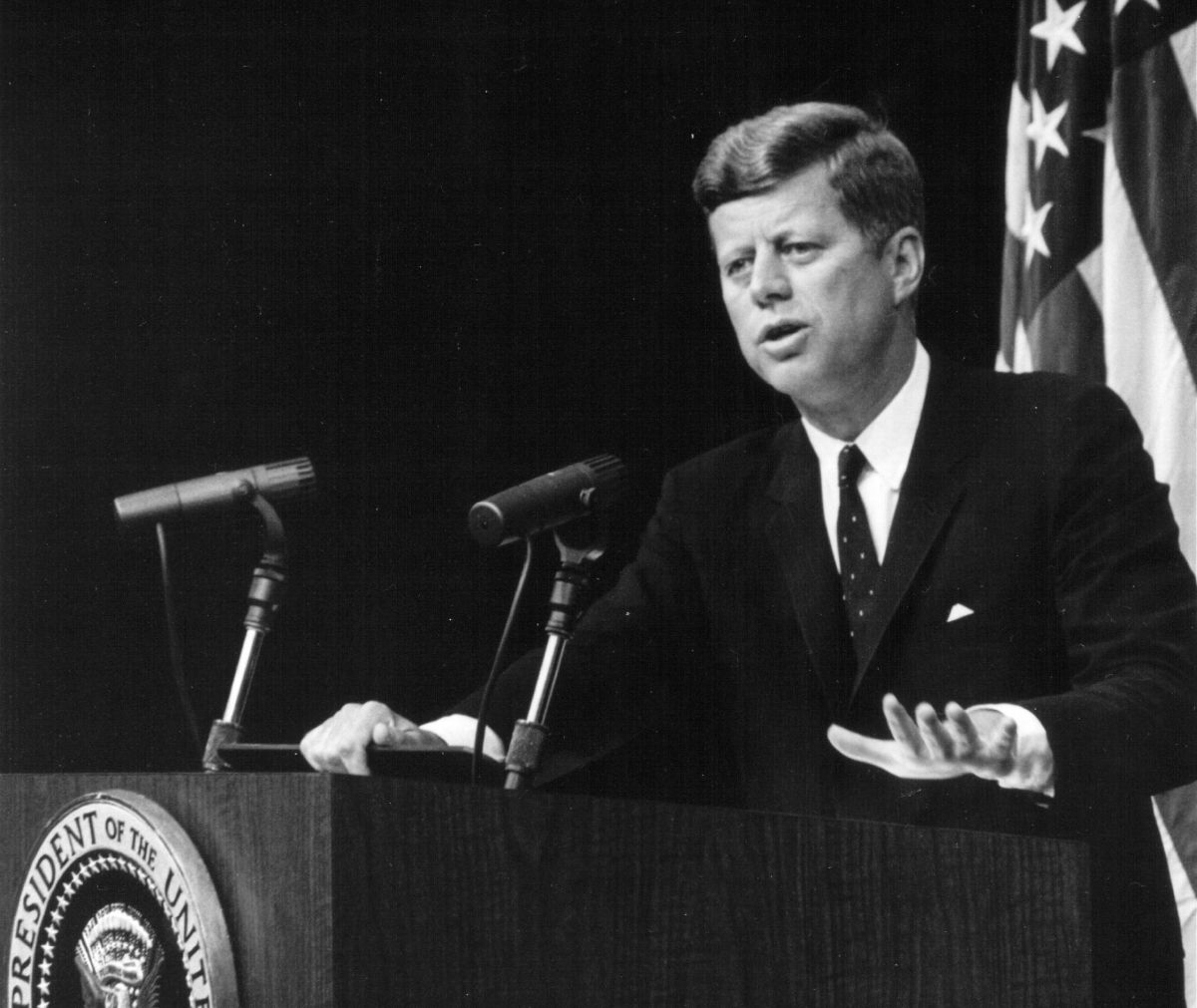 El presidente John F. Kennedy habla en una conferencia de prensa el 13 de septiembre de 1962