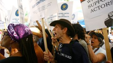 Los miembros y simpatizantes del Screen Actors Guild (SAG) realizan una manifestación de solidaridad con respecto a las negociaciones contractuales fuera de la sede nacional del Screen Actors Guild el 9 de junio de 2008 en Los Ángeles, California.