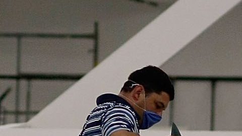 VIDEO: Mujer pierde vuelo y ataca a personal de un aeropuerto en México