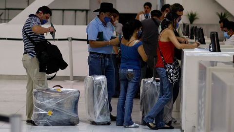 VIDEO: Mujer pierde vuelo y ataca a personal de un aeropuerto en México