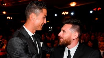 Cristiano Ronaldo junto a Lionel Messi en los premios FIFA The Best 2017.