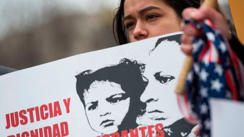 Miles de salvadoreños amparados por el TPS están en riesgo si termina esta protección migratoria.