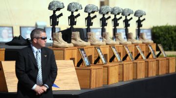 Un monumento a los soldados caídos se ve frente al podio donde asistirá el servicio conmemorativo al que asistirán el presidente de los EE. UU. Barack Obama y la primera dama Michelle Obama para las trece víctimas del tiroteo del comandante del ejército de los EE. UU. Nidal Malik Hasan el 10 de noviembre de 2009 en Fort Hood, Texas.