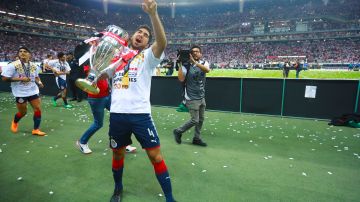 Jair Pereira sostiene el trofeo  de la Liga de Campeones de Concacaf del 2018.