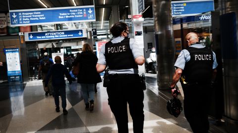 Hombre que amenazó con apuñalar pasajeros y miembros de la tripulación provocó el desvío de un vuelo