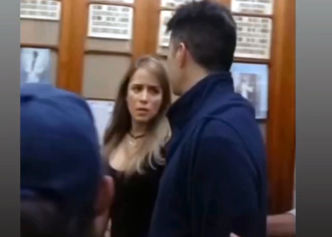 Chyno acompañado de un tribunal, la policía y su novia Astrid, a la salida de 'Tía Panchita'