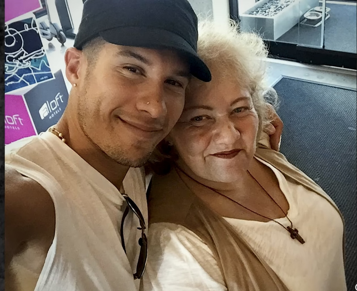 Chyno Miranda junto a su madre, Alcira Pérez.