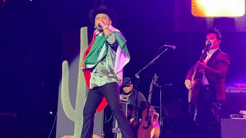 Christian Nodal arrasó en su primer concierto en Miami.