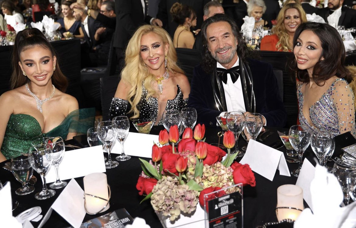 Marco Antonio Solís junto a su esposa Cristy y sus hijas Marla y Alison