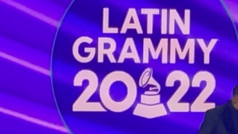 Christian Nodal todo un caballero con Yalitza Aparicio en los Latin Grammy 2022