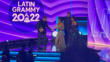 Christian Nodal todo un caballero con Yalitza Aparicio en los Latin Grammy 2022
