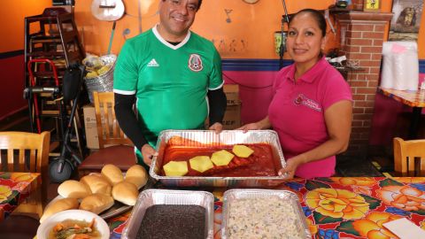 Valentín Granja y su esposa Ana Lilia Sánchez muestran el lomo mechado que estarán comiendo este jueves.