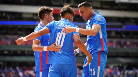 Jugadores del Cruz Azul en festejo de gol en la Liga MX.