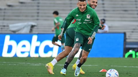 Roberto Alvarado y Alexis Vega durante un entrenamiento con la Selección Mexicana.