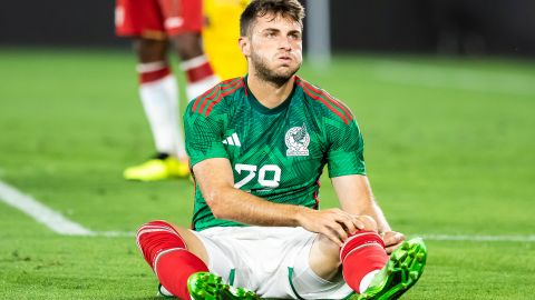 Santiago Giménez durante un partido amistoso de la selección mexicana.