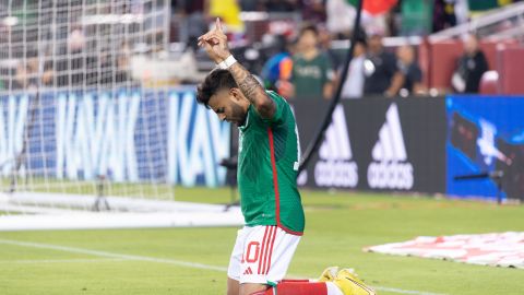 Alexis Vega festeja un gol con el Tri.