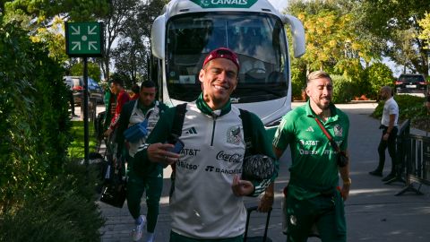 Héctor Moreno y Héctor Herrera en su llegada al hotel de concentración en Girona, España