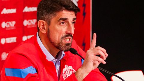 Veljko Paunović en su presentación con Chivas en el Estadio Akron.