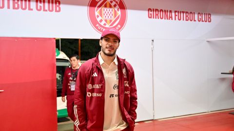 Raúl Jiménez en el estadio del Girona antes del partido de México vs. Irak.