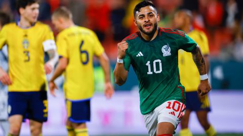 Alexis Vega, delantero de la Selección de México celebra gol ante Suecia.