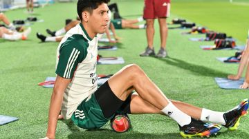 Edson Álvarez entrenando con México en Qatar 2022.