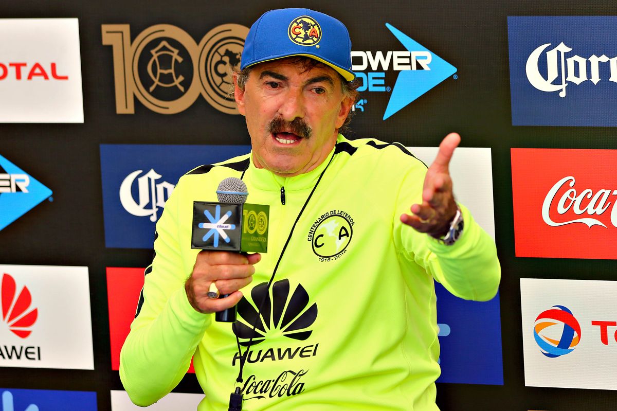 Ricardo La Volpe durante una rueda de prensa cuando dirigía a Club América. 