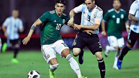 Alan Pulido disputa un balón con Nicolás Tagliafico en el 2018.