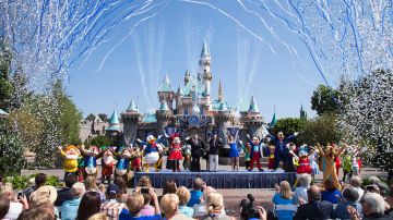 Influencer denuncia discriminación en Disneyland