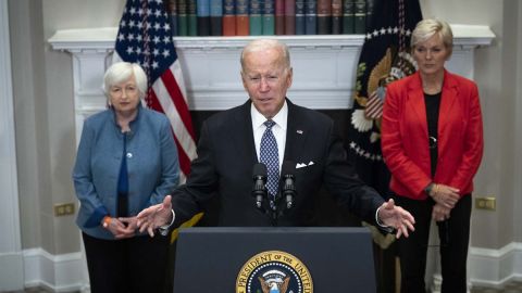 Biden asegura que las petroleras no invierten como debieran hacerlo en el país