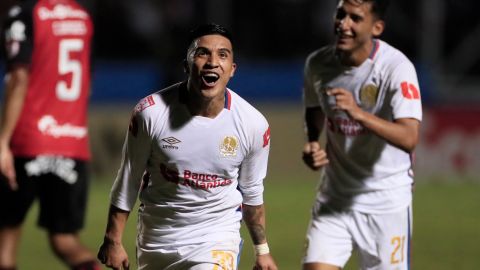 Jorge Álvarez de Olimpia celebra un gol contra Alajualense.