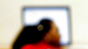 Las personas que pueden trabajar desde casa suelen desempeñar trabajos relacionados con el conocimiento que requieren un título universitario o avanzado, y están mucho mejor pagados