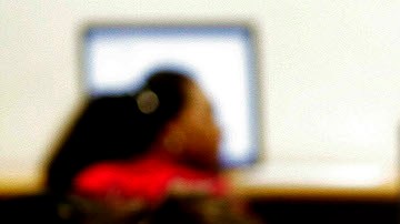 Las personas que pueden trabajar desde casa suelen desempeñar trabajos relacionados con el conocimiento que requieren un título universitario o avanzado, y están mucho mejor pagados