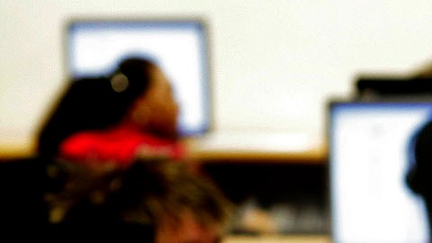 Las personas que pueden trabajar desde casa suelen desempeñar trabajos relacionados con el conocimiento que requieren un título universitario o avanzado, y están mucho mejor pagados