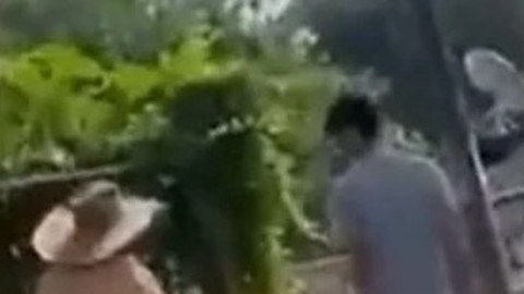 Joven golpea a adulto mayor