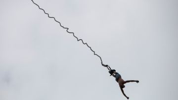 Jovencita de 25 años muere al saltar sin arnés en un bungee por que escuchó mal al instructor