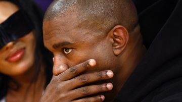 Kanye West, ex de Kim Kardashian y cantante de hip hop en un juego de los Lakers en Los Ángeles.