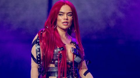 Karol G durante su $trip Love Tour en el Crypto.com en Los Ángeles, California.