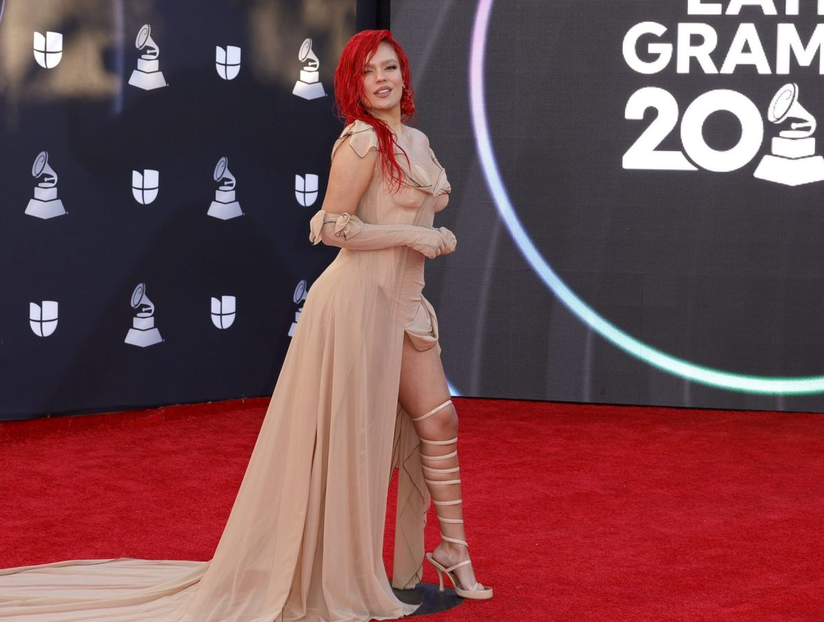 Karol G a su llegada a la alfombra roja de los Latin Grammy 2022 en Las Vegas.
