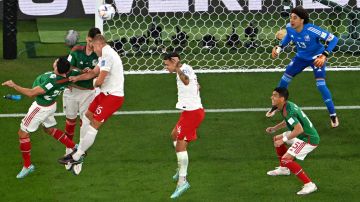 La Selección de México defiende un balón ante Polonia.