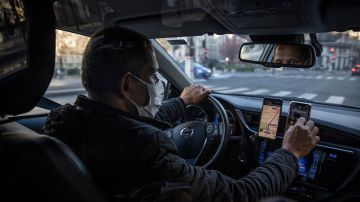Ladrón pide un Uber para robar un banco y hace esperar al conductor para llevarlo a casa