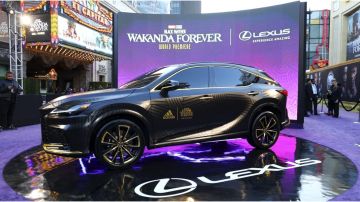 La alfombra roja de“Black Panther: Wakanda Forever", brilló con la presencia del SUV de lujo Lexus RX 500h 2023