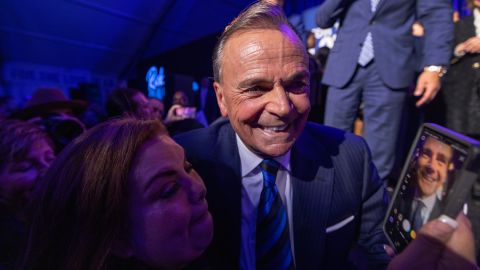 Ligera ventaja de Caruso sobre Bass en la disputada elección por la alcaldía de Los Ángeles