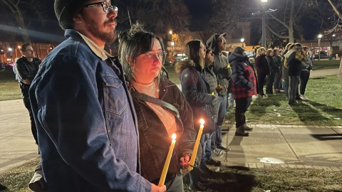 Madre del tirador de Colorado fue captada en video lanzando insultos racistas contra mexicanas