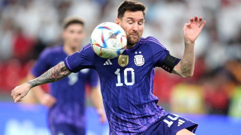 Messi en juego amistoso contra Emiratos Árabes.