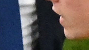 Messi y Lewandowski al final de partido.